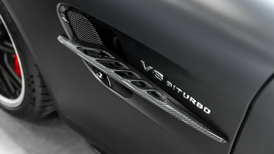 MERCEDES-BENZ AMG GT -