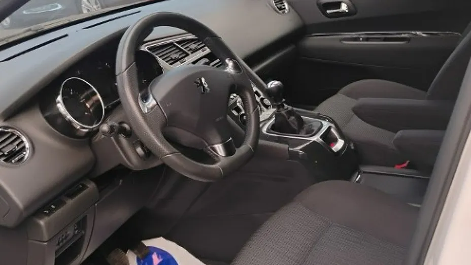 PEUGEOT 5008 -