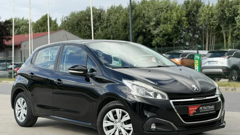 PEUGEOT 208 -