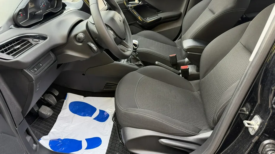 PEUGEOT 208 -