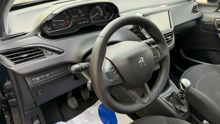 PEUGEOT 208 -