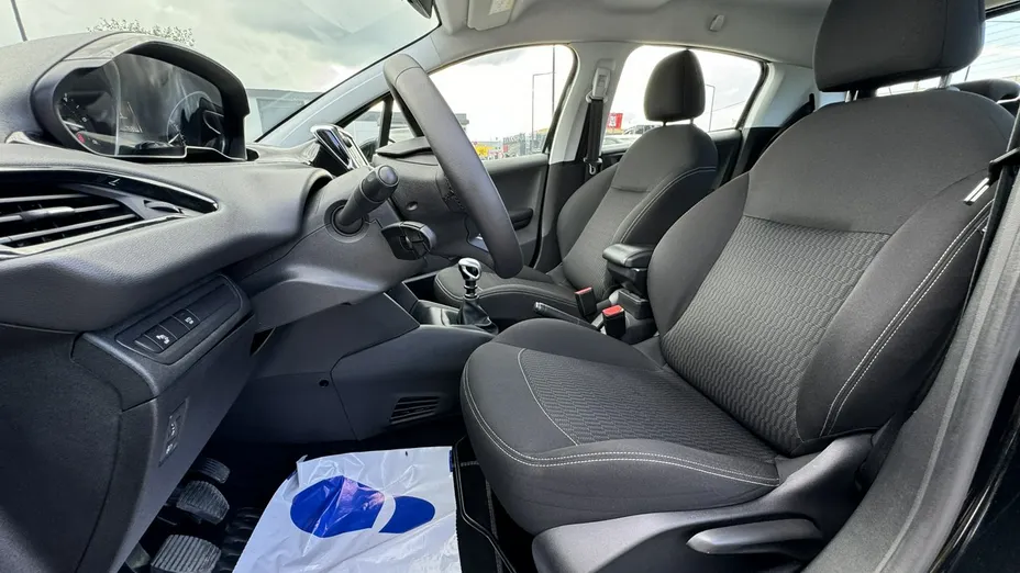 PEUGEOT 208 -