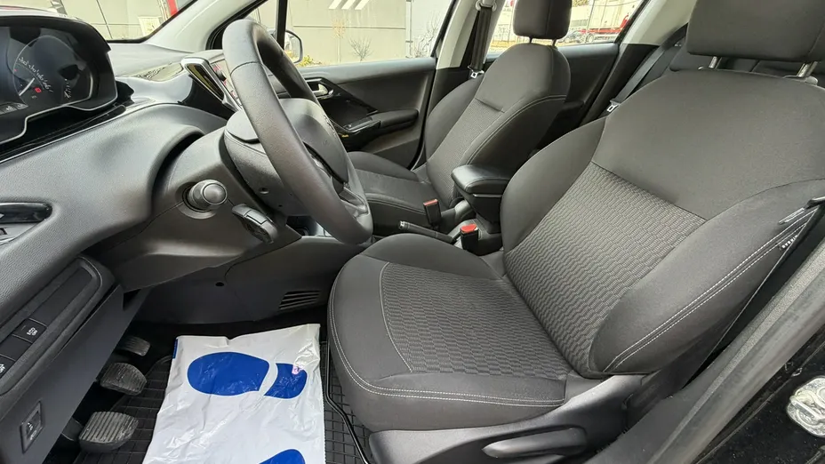 PEUGEOT 208 -