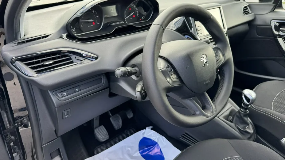 PEUGEOT 208 -