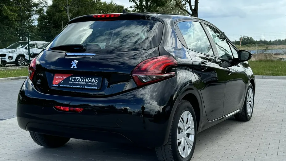 PEUGEOT 208 -