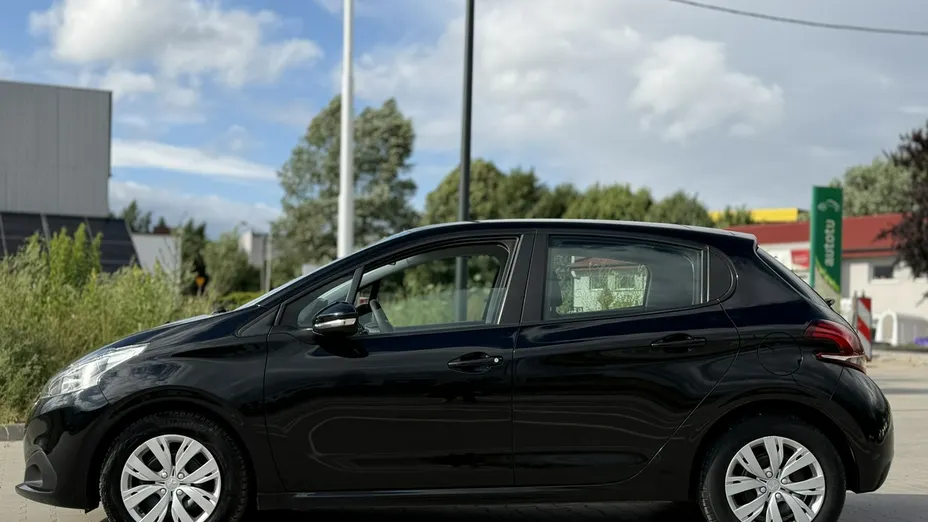 PEUGEOT 208 -