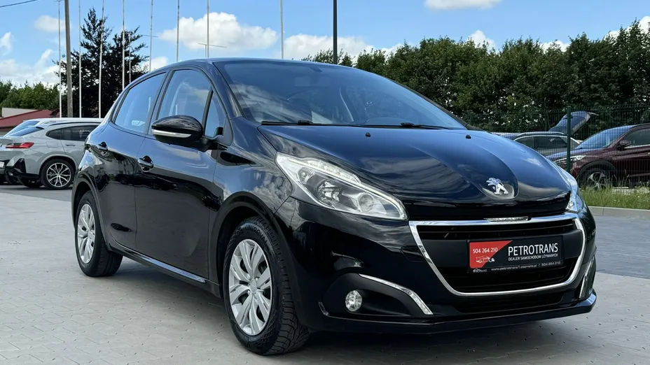 PEUGEOT 208 -