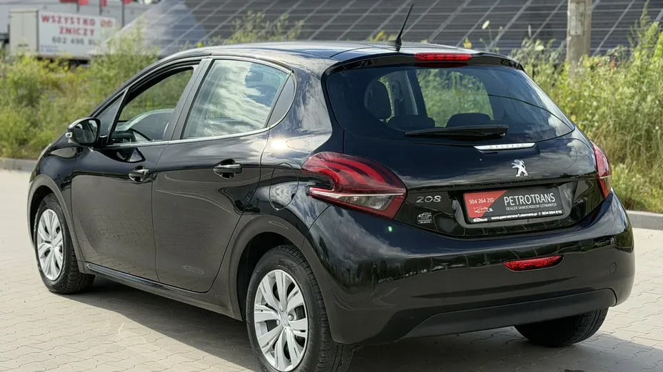 PEUGEOT 208 -