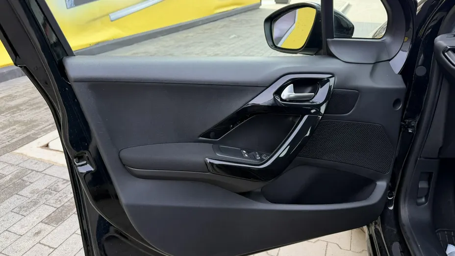 PEUGEOT 208 -