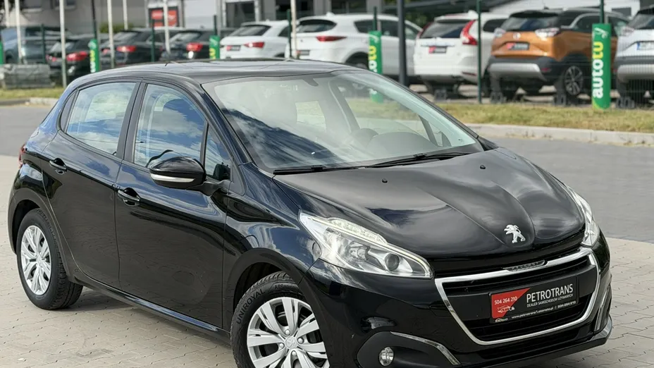 PEUGEOT 208 -