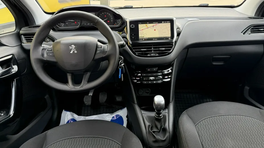 PEUGEOT 208 -