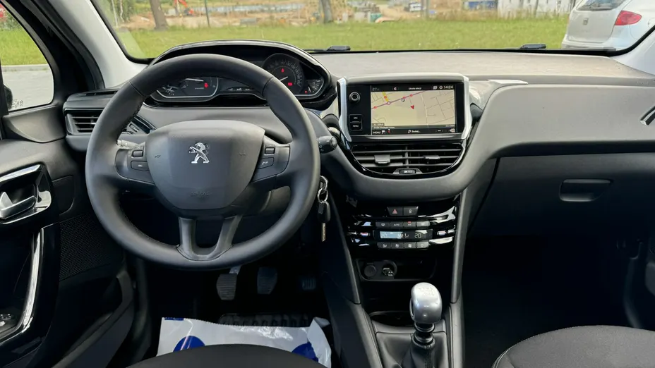 PEUGEOT 208 -