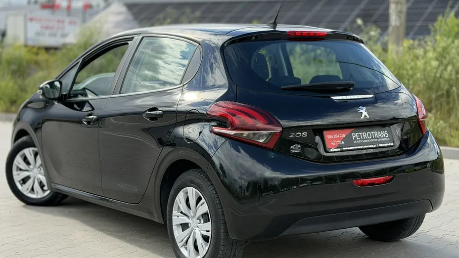PEUGEOT 208 -