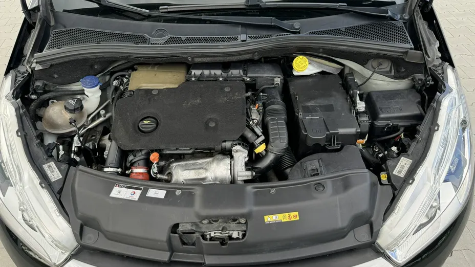 PEUGEOT 208 -