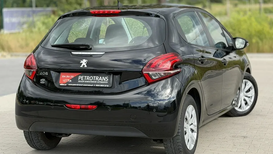 PEUGEOT 208 -