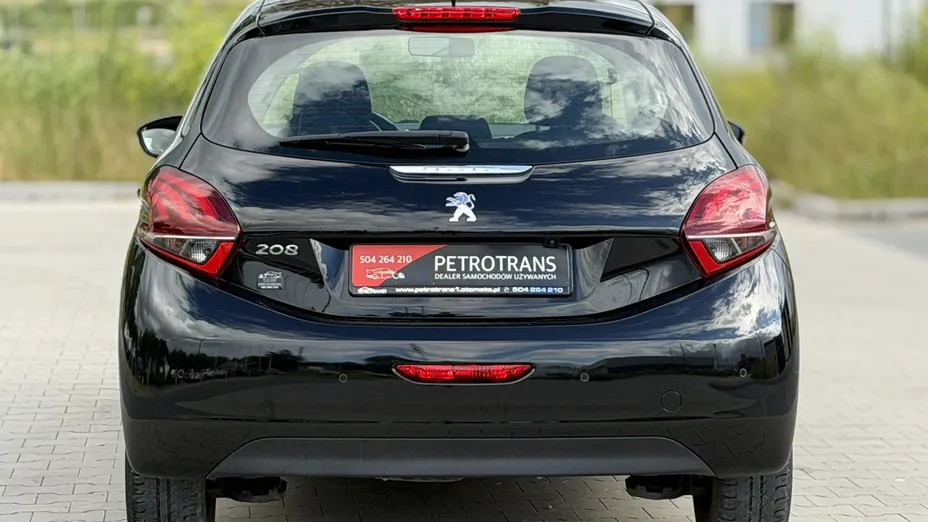 PEUGEOT 208 -