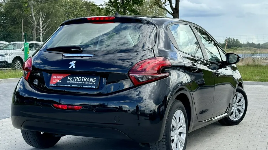 PEUGEOT 208 -