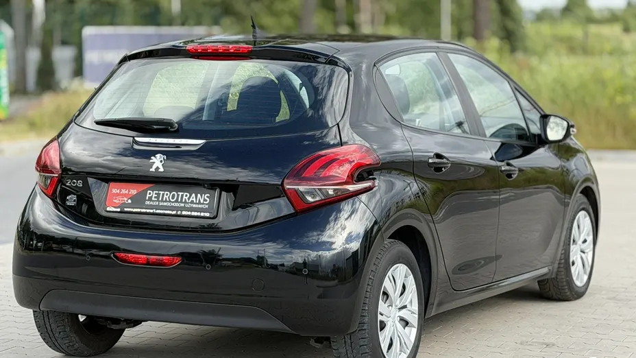 PEUGEOT 208 -