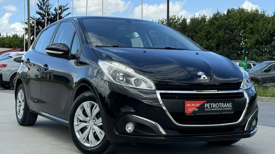 PEUGEOT 208 -