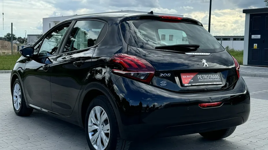 PEUGEOT 208 -