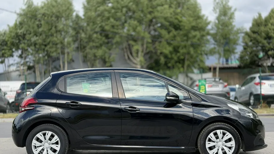PEUGEOT 208 -