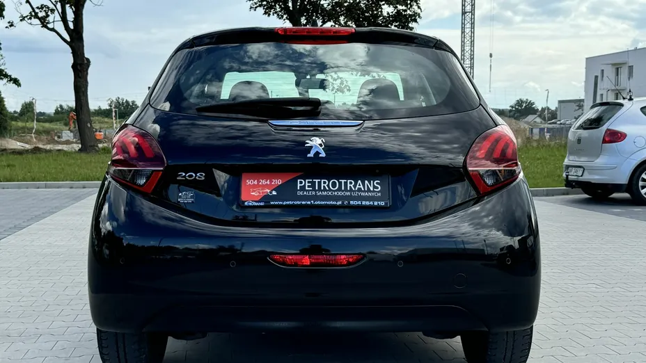 PEUGEOT 208 -