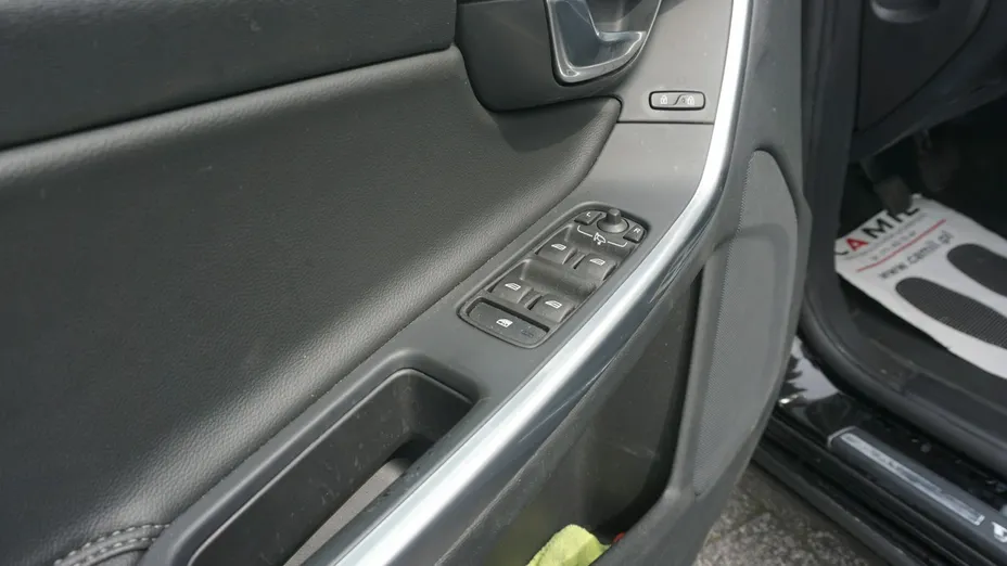 VOLVO V60 -