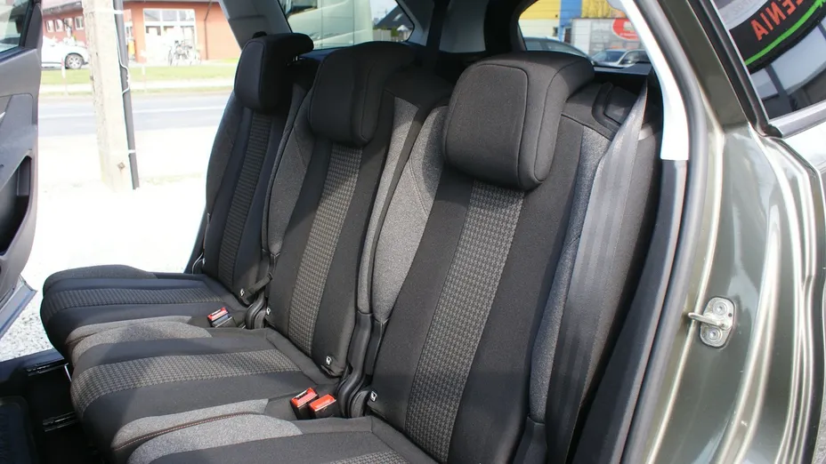PEUGEOT 5008 -