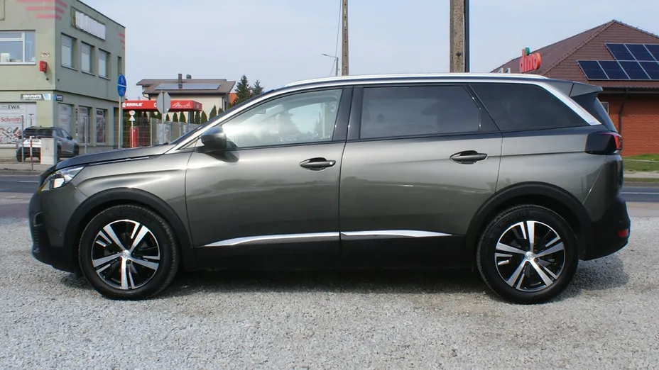 PEUGEOT 5008 -