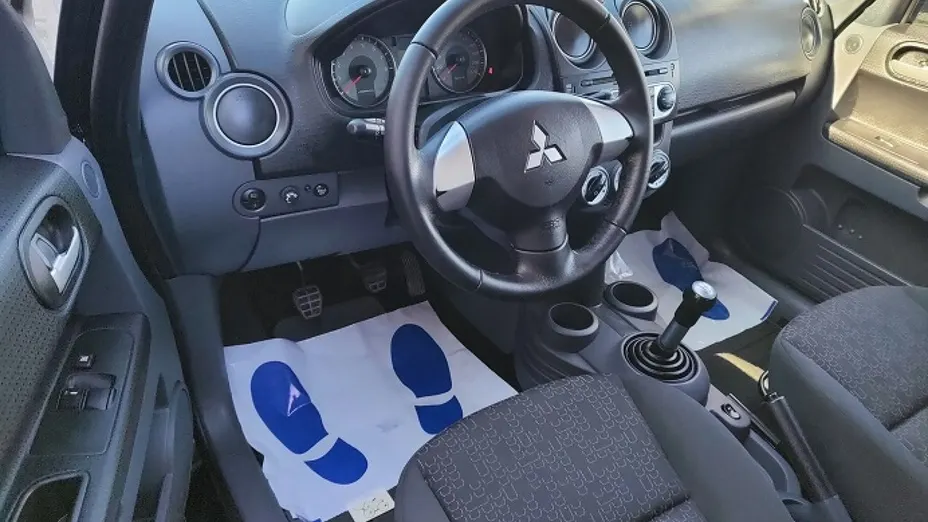 MITSUBISHI Colt -