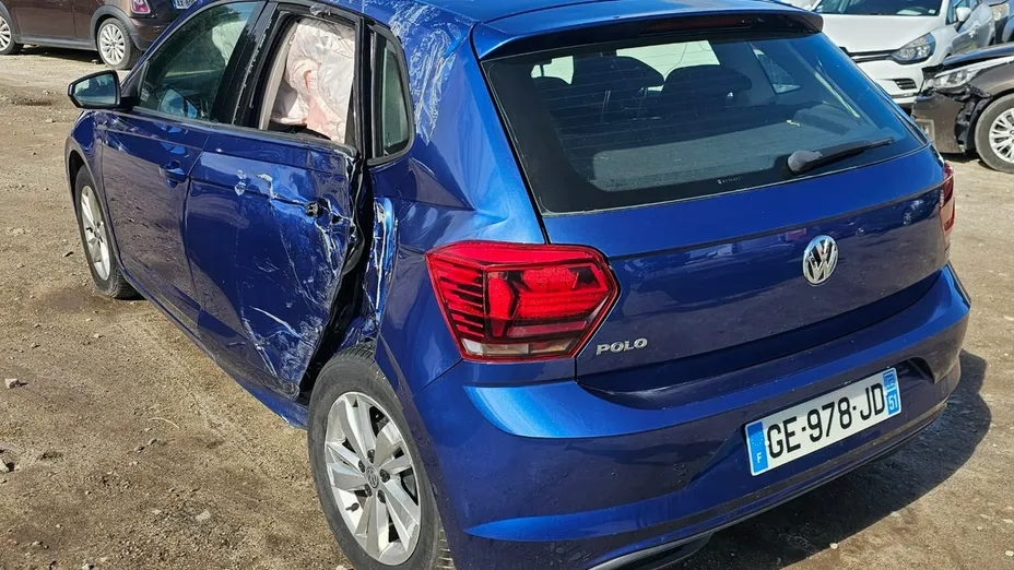 VOLKSWAGEN Polo -