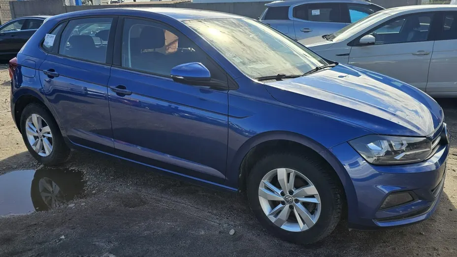 VOLKSWAGEN Polo -