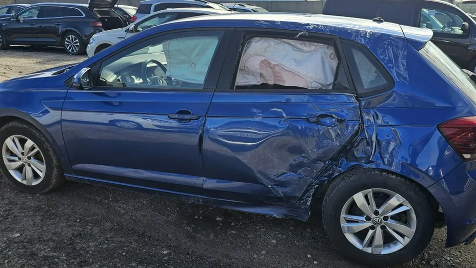 VOLKSWAGEN Polo -