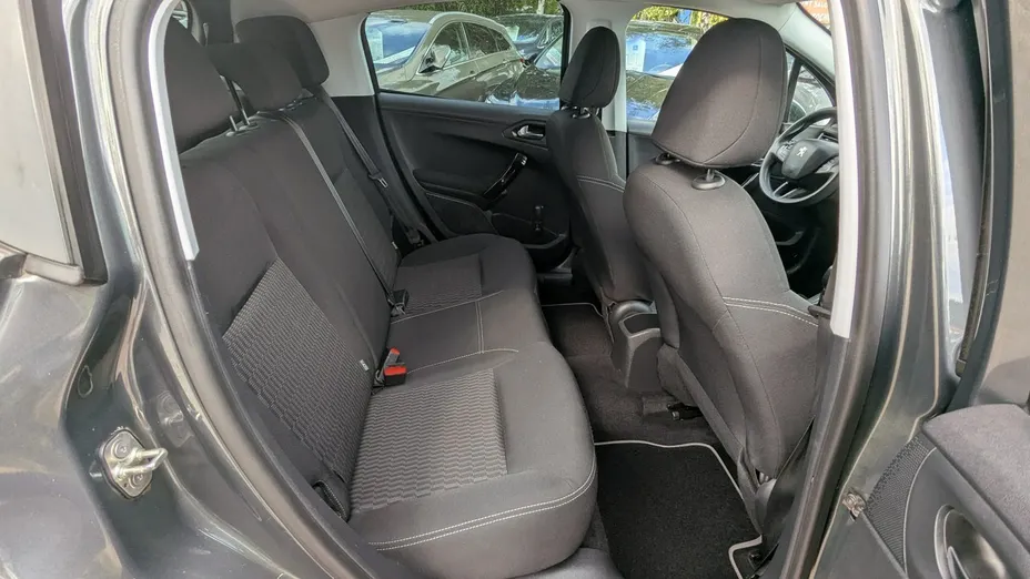 PEUGEOT 208 -