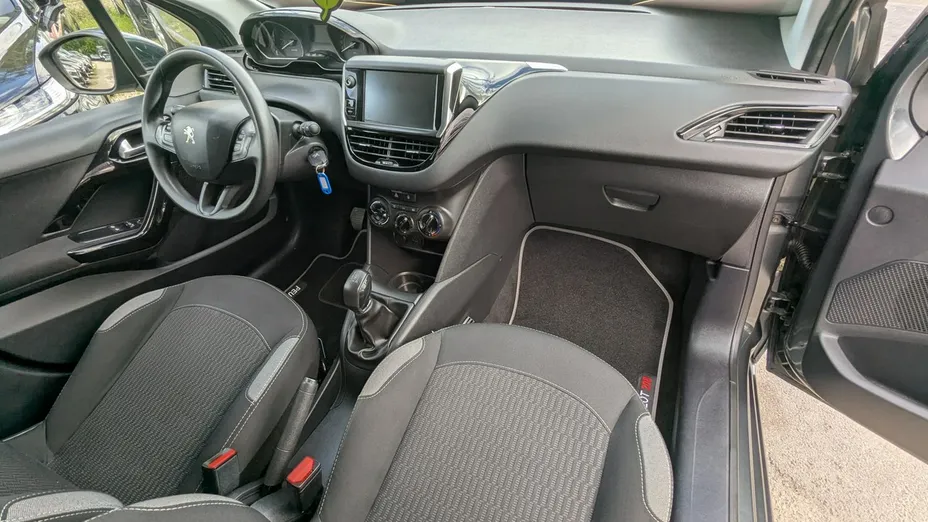 PEUGEOT 208 -