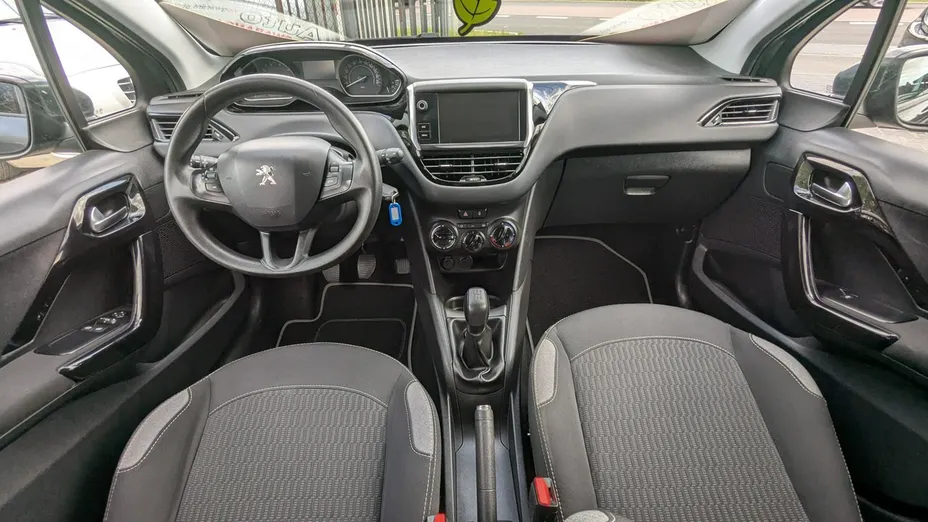 PEUGEOT 208 -