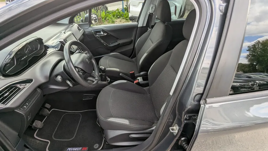 PEUGEOT 208 -
