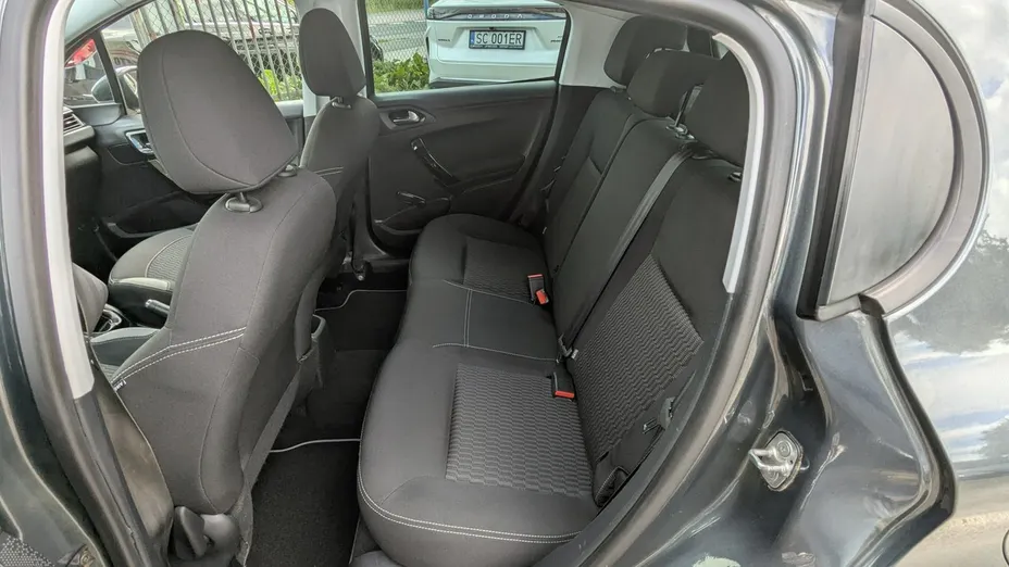 PEUGEOT 208 -