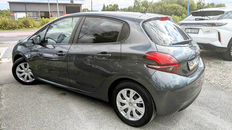 PEUGEOT 208 -