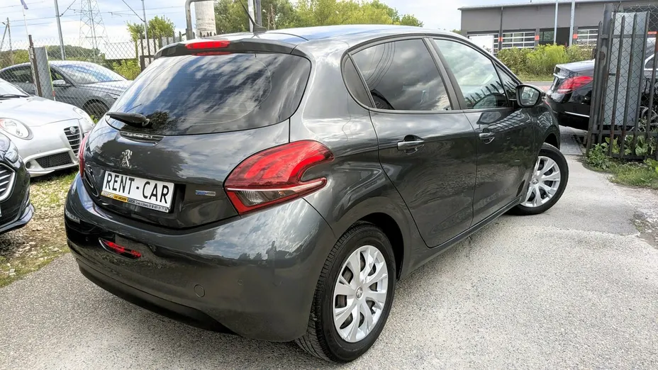 PEUGEOT 208 -