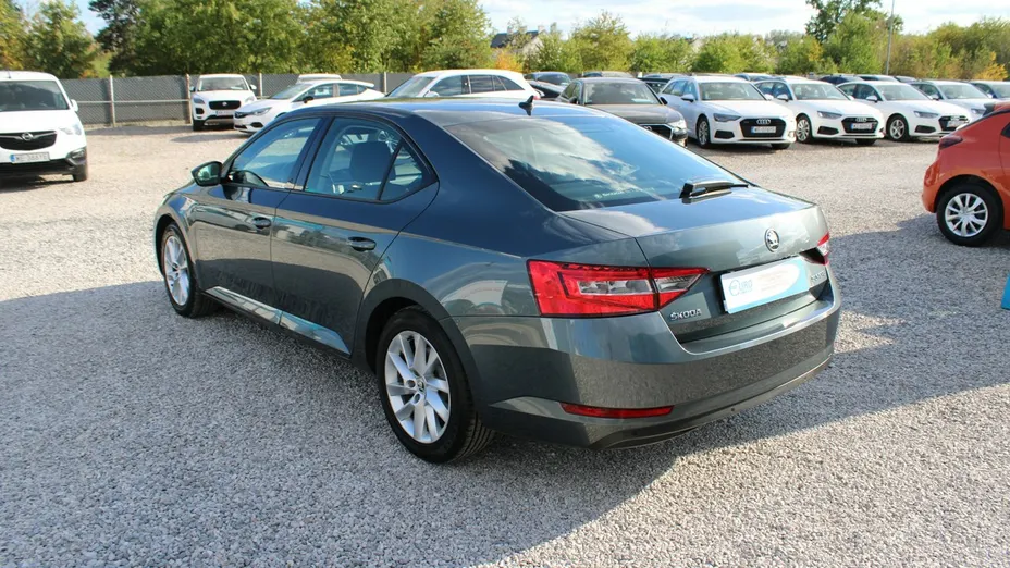 SKODA Superb -