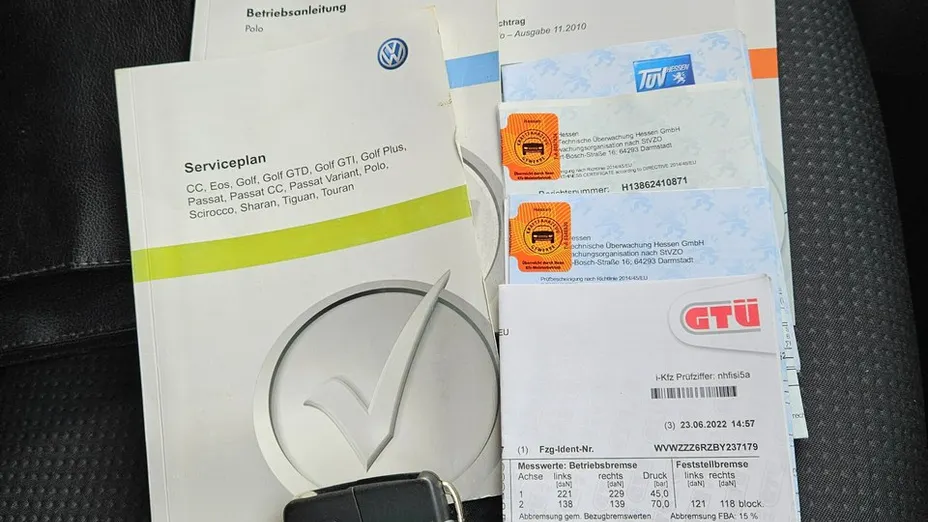 VOLKSWAGEN Polo -