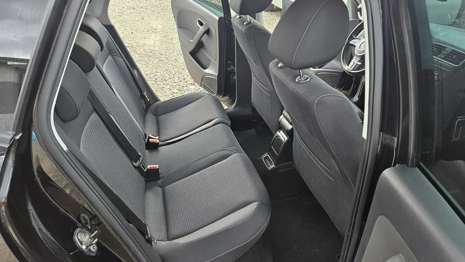 VOLKSWAGEN Polo -
