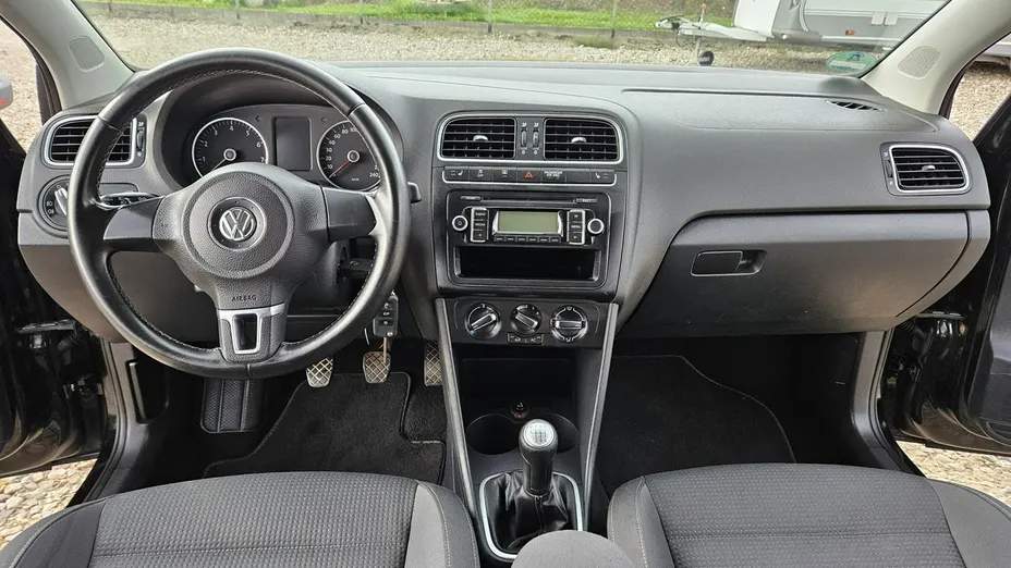 VOLKSWAGEN Polo -