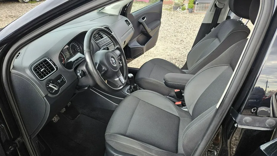 VOLKSWAGEN Polo -