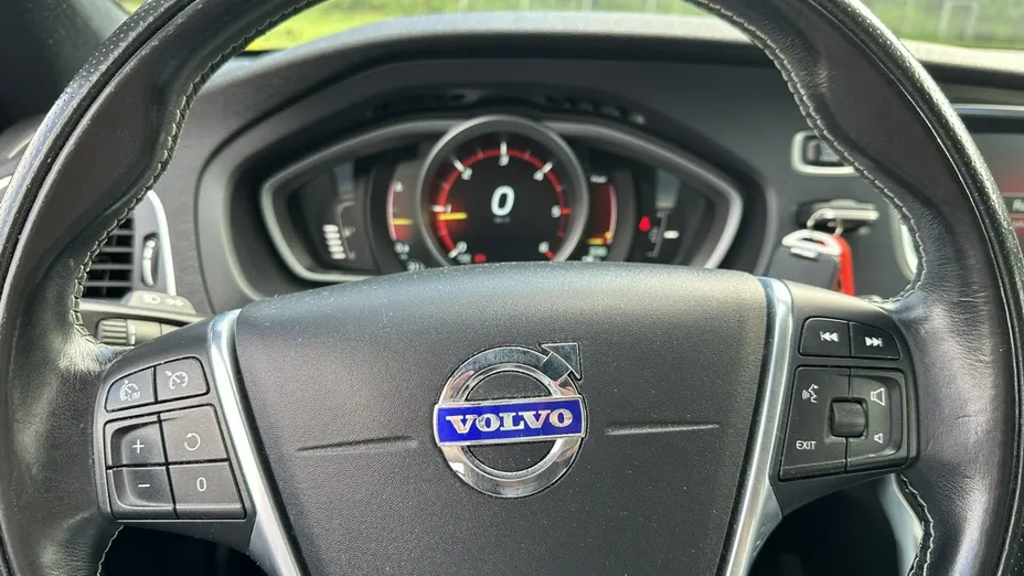 VOLVO V40 -