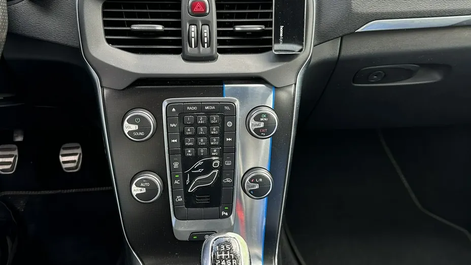 VOLVO V40 -