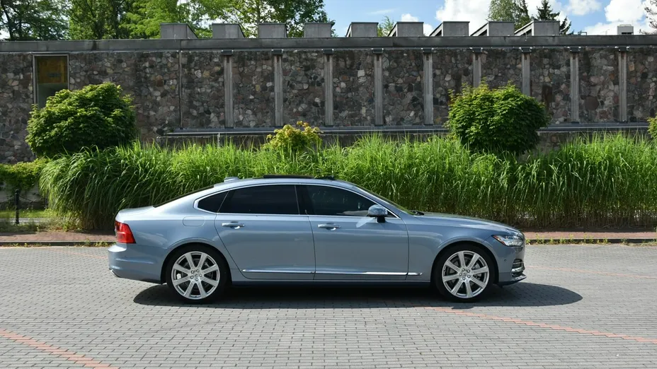 VOLVO S90 -
