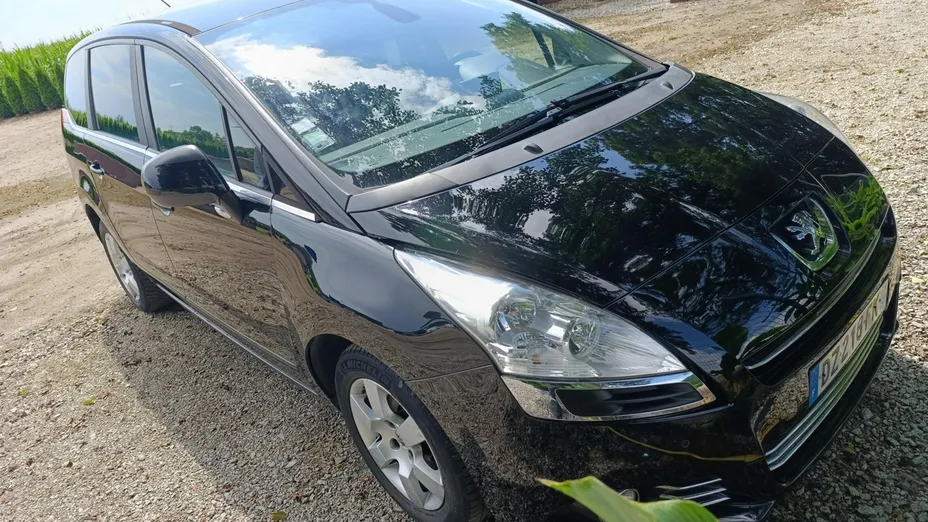 PEUGEOT 5008 -