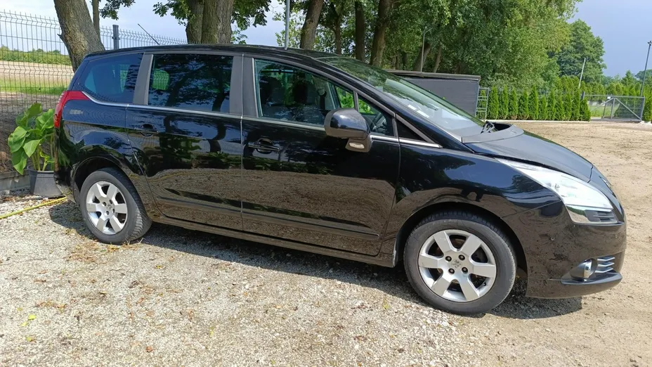 PEUGEOT 5008 -